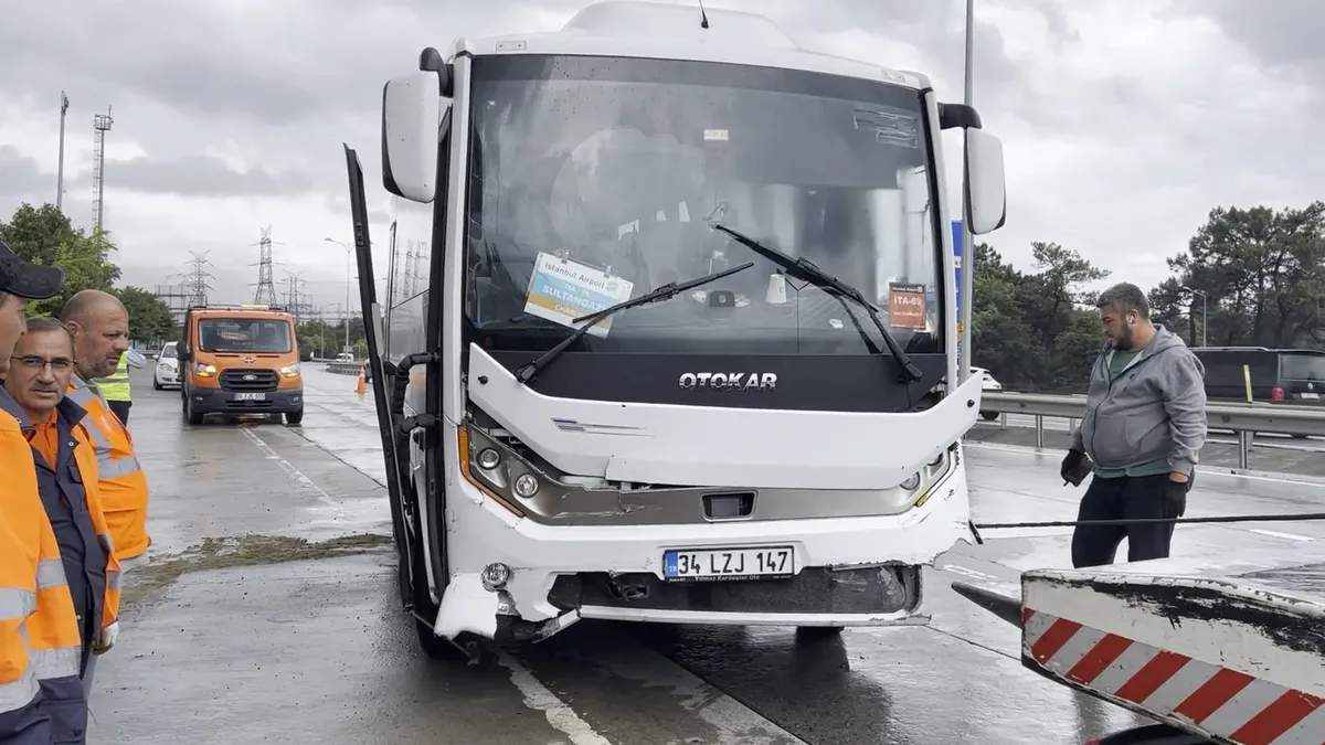 Eyüpsultan'da personel servisi kaza yaptı: 3 yaralı