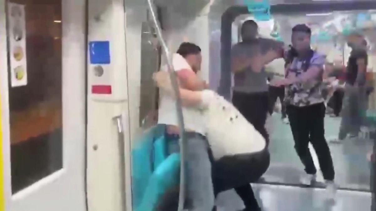 Pendik'te Marmaray'da yumruklu kavga kamerada