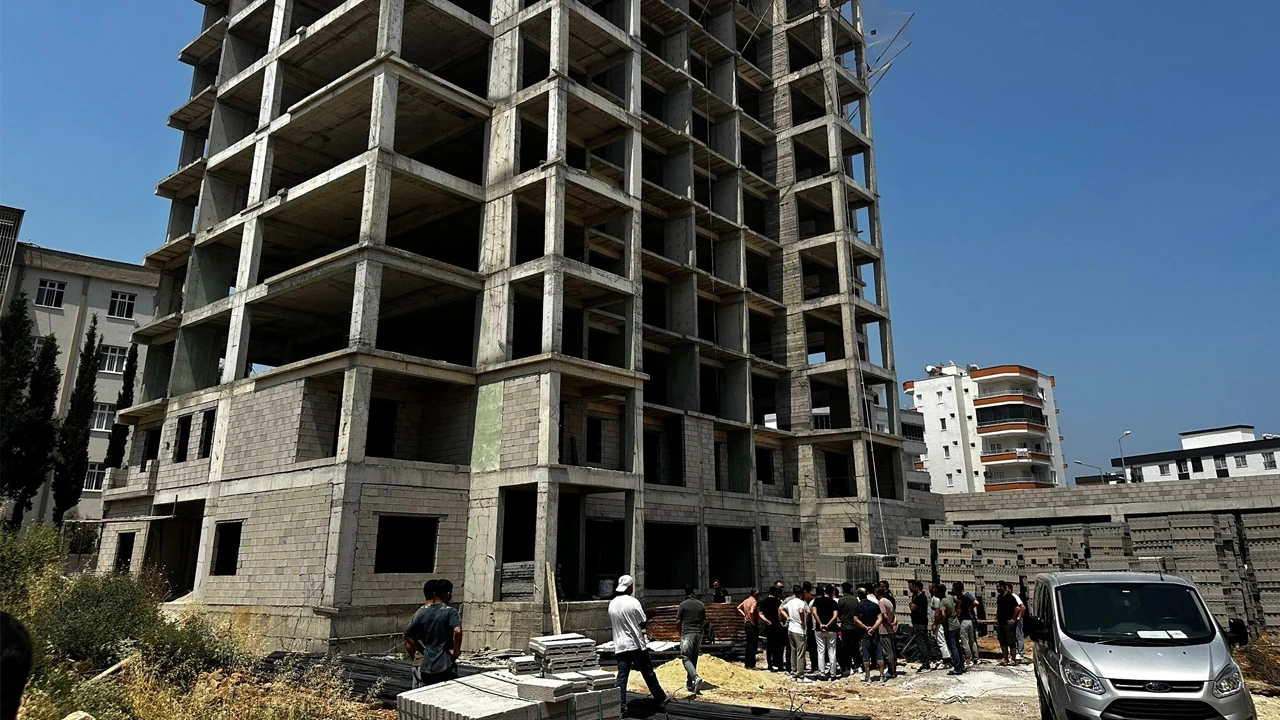 Mersin'de inşaattan düşen işçi hayatını kaybetti