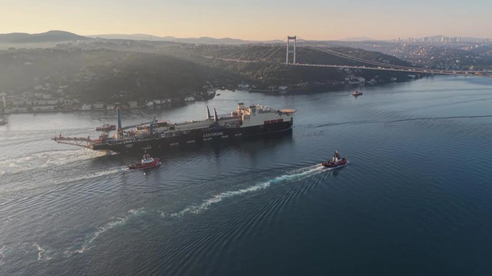 325 metrelik dev gemi İstanbul Boğazı’ndan geçti