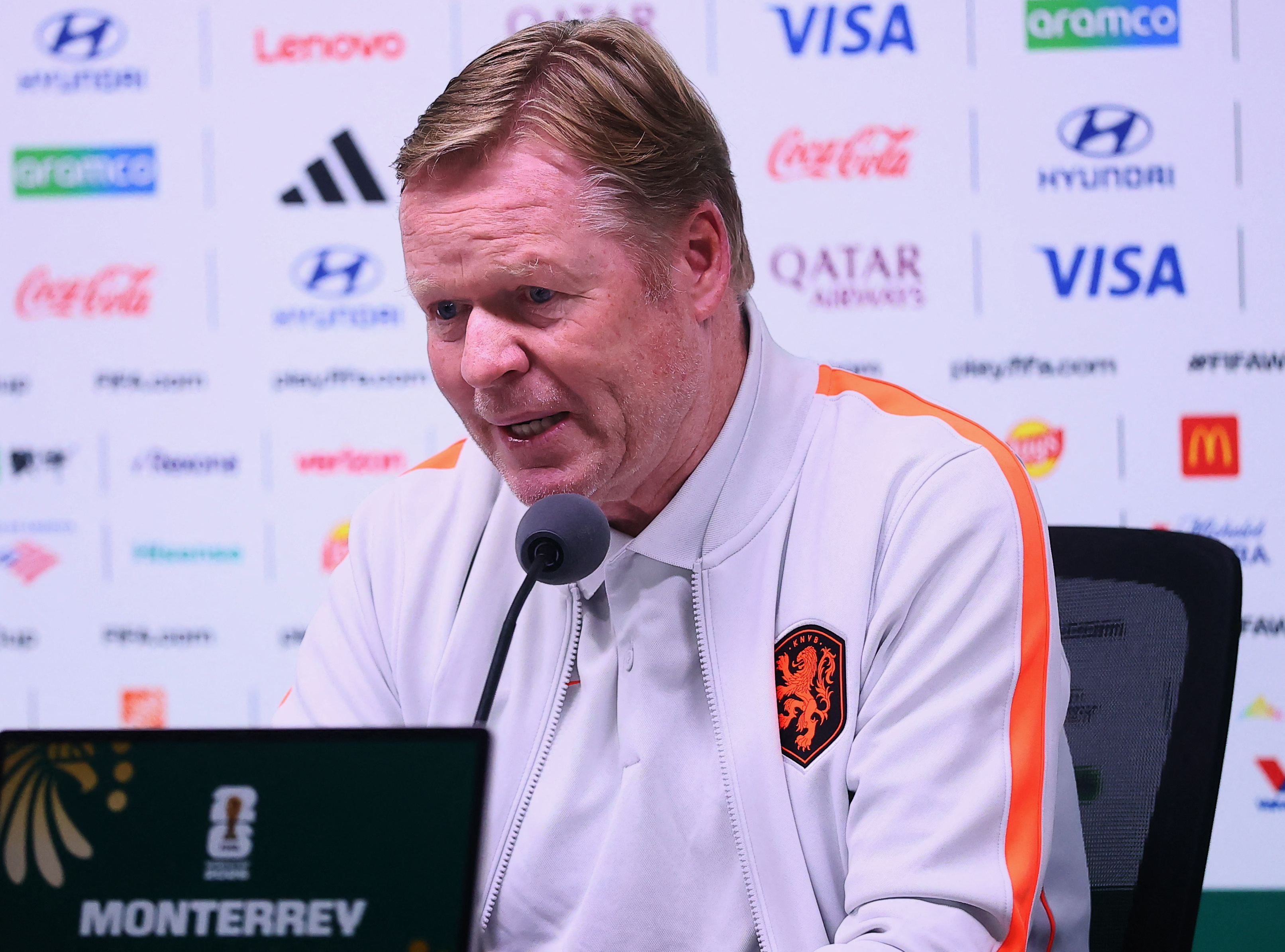Dünya Kupası'na veda eden Hollanda'da teknik direktör Koeman görevinden ayrıldı