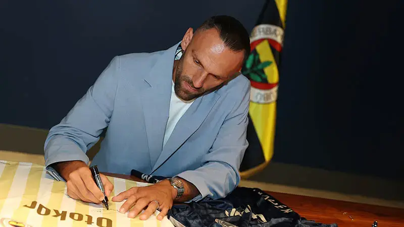 Fenerbahçe, Vedat Muriqi ile 3 yıllık sözleşme imzaladı