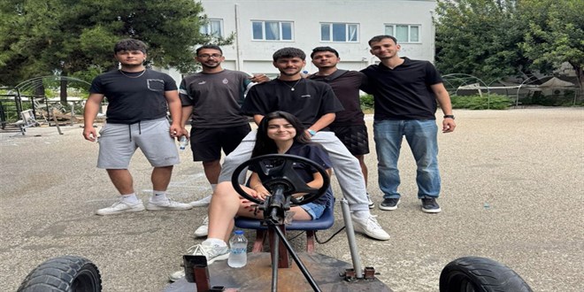60 kişilik bölümünün tek kadın öğrencisi Bahar'ın mezuniyet sevinci