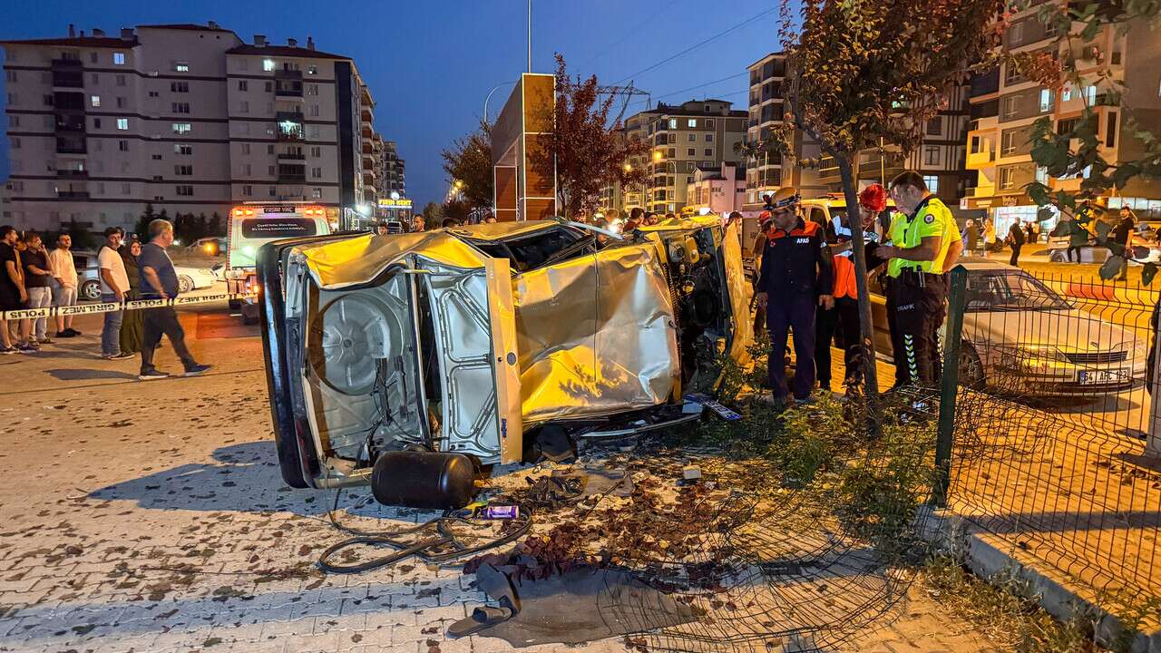Uşak'ta bir otomobil kaldırımdaki gençlere çarpıp site bahçesine devrildi!