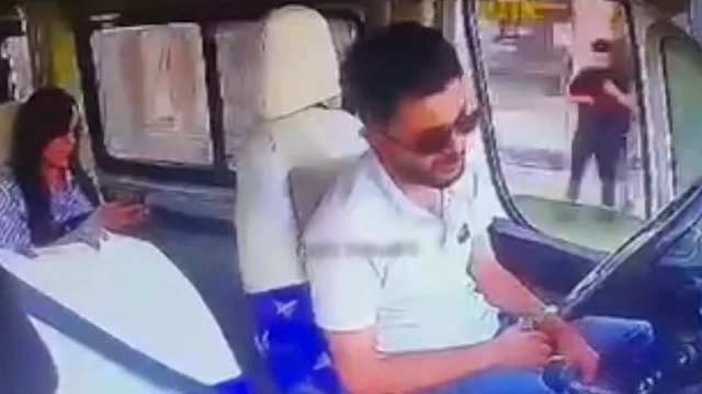 Adana’da uyuyan dolmuş sürücüsünün duvara çarptığı anlar kamerada: Dolmuş savaş alanına döndü