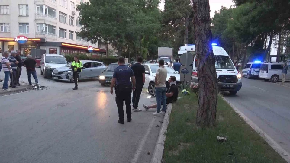 Kütahya'da zincirleme kaza! Üç araç birbirine girdi: Yaralılar var