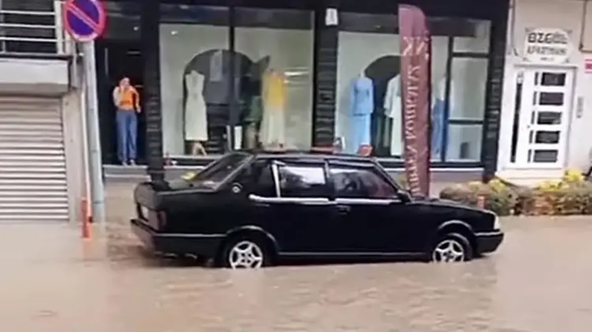 Tavşanlı'da yarım saat süren sağanak hayatı olumsuz etkiledi