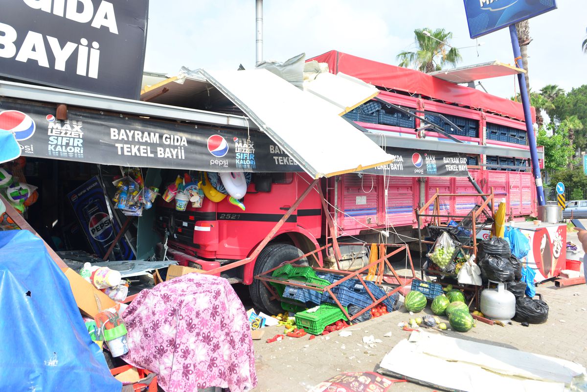 Adana'da Kamyon Markete Daldı: 1 Yaralı