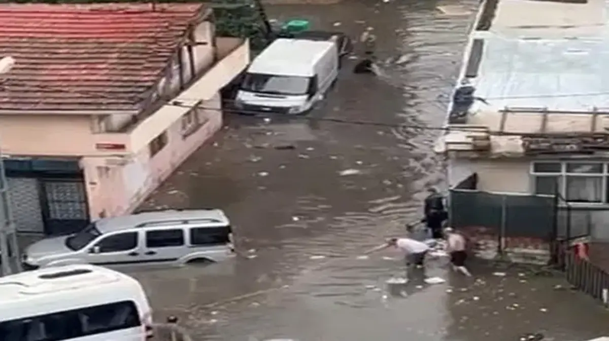 İstanbul'u sağanak vurdu! Kağıthane'de araçlar suya gömüldü, evleri su bastı