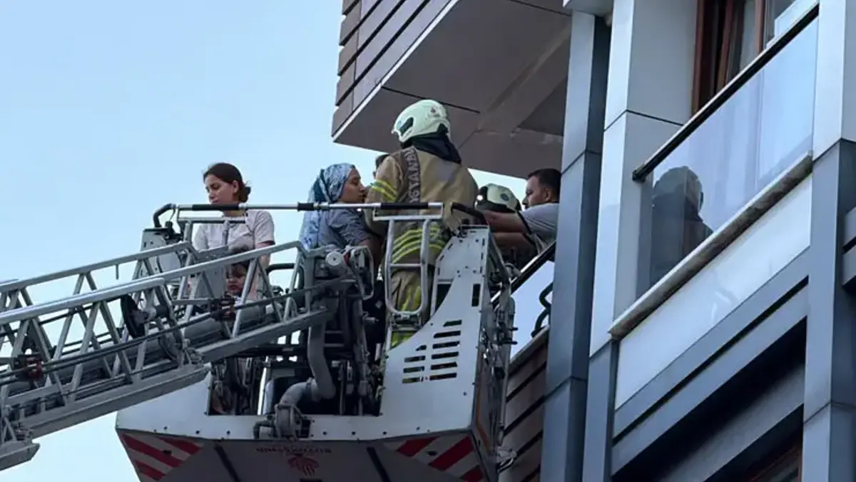 Kağıthane’de 5 katlı binada yangın: 4 kişi dumandan etkilendi