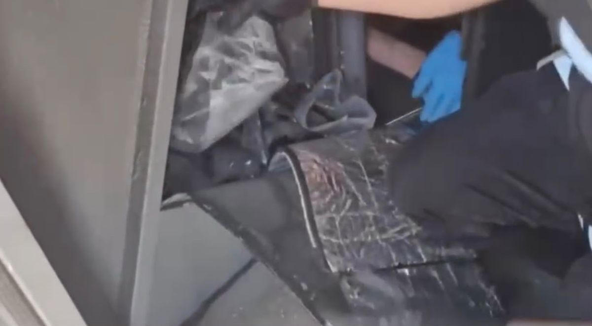 Tuzla'da yolcu otobüsündeki gizli bölmede 120 ruhsatsız silah ele geçirildi