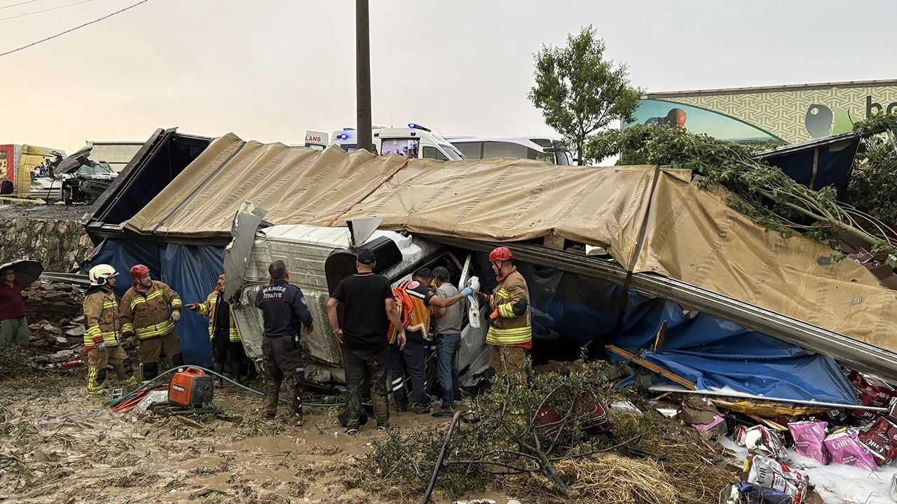 Manisa’da tiner yüklü TIR devrildi: 2 ölü, 4 yaralı