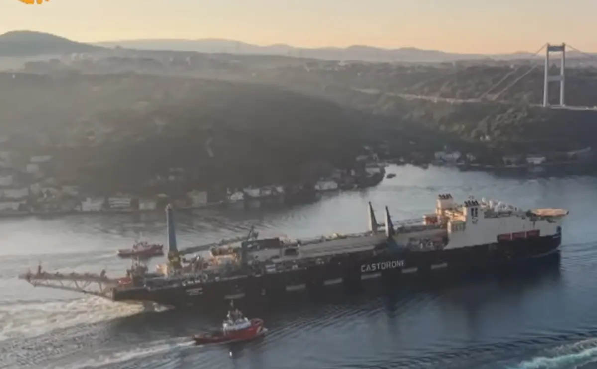 Doğal gaz boru hattı döşeme gemisi İstanbul Boğazı'ndan geçti