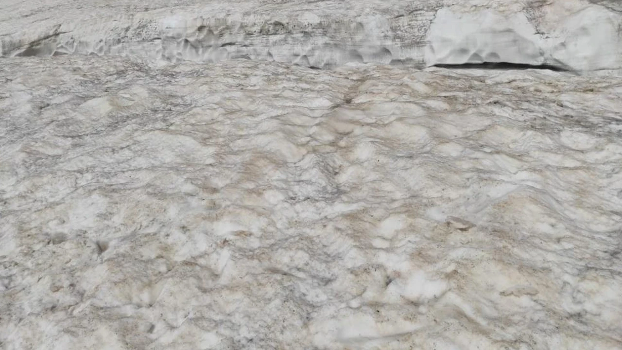 Mereto Dağı'nda haziran ayında kar kalınlığı 5 metreyi buluyor
