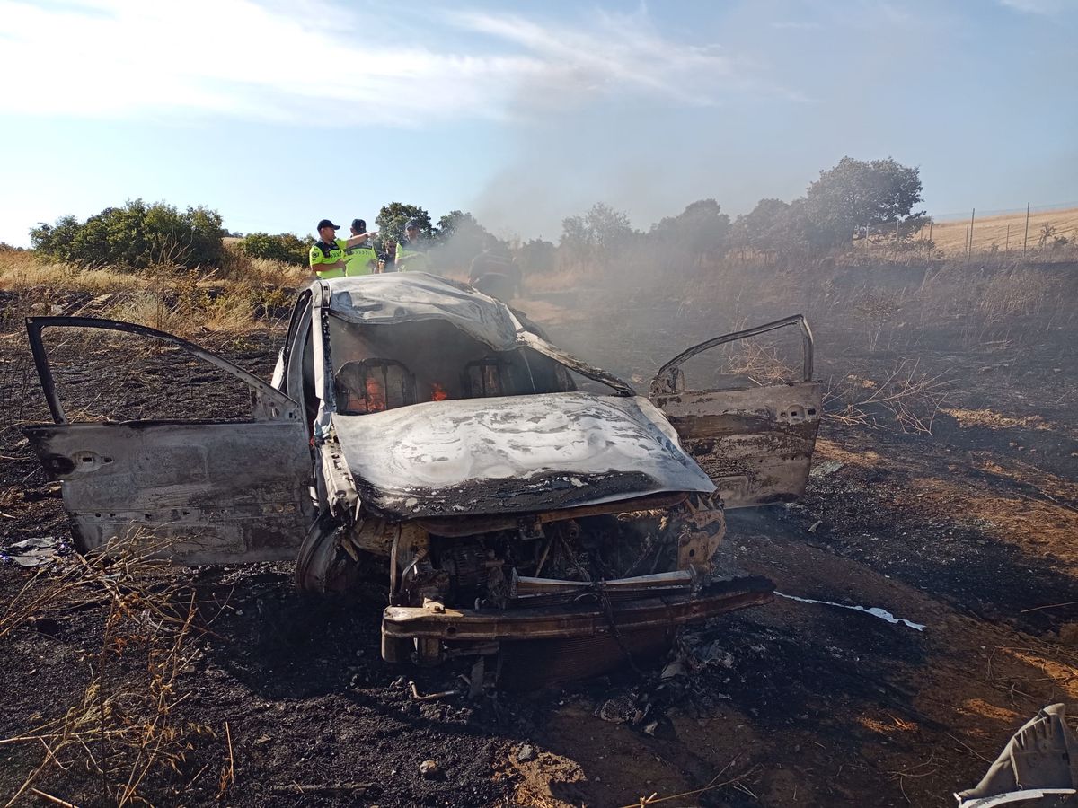 Kaza yapan otomobilde çıkan yangın, otluk alana sıçradı; 4 yaralı