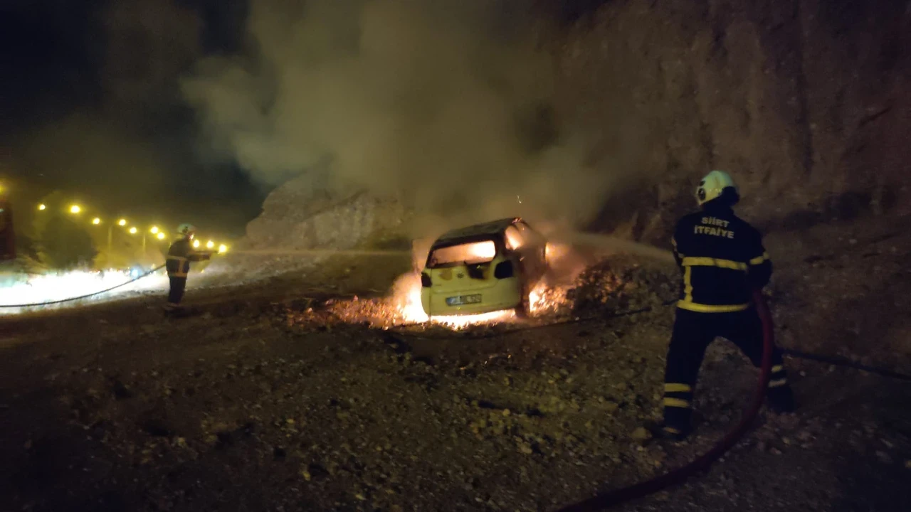 Siirt'te seyir halindeki otomobil yandı