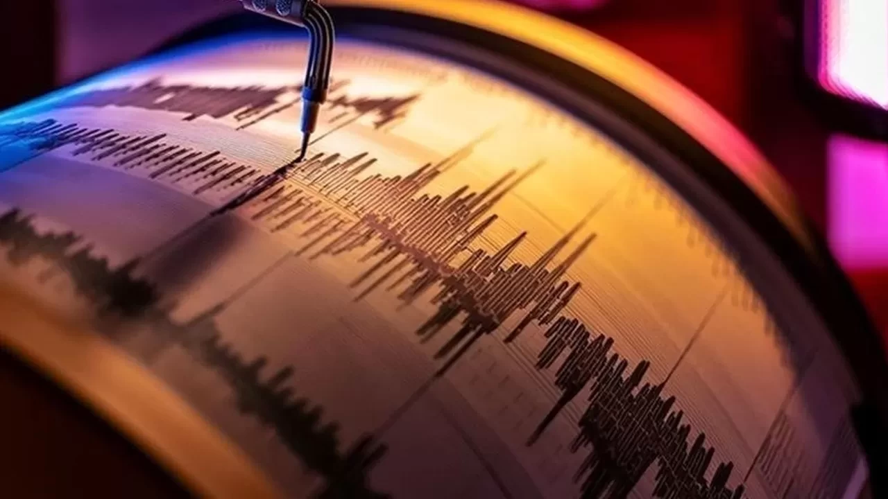 Komşuda peş peşe 3 büyük deprem! Türkiye'den de hissedildi (Son deprem listesi)