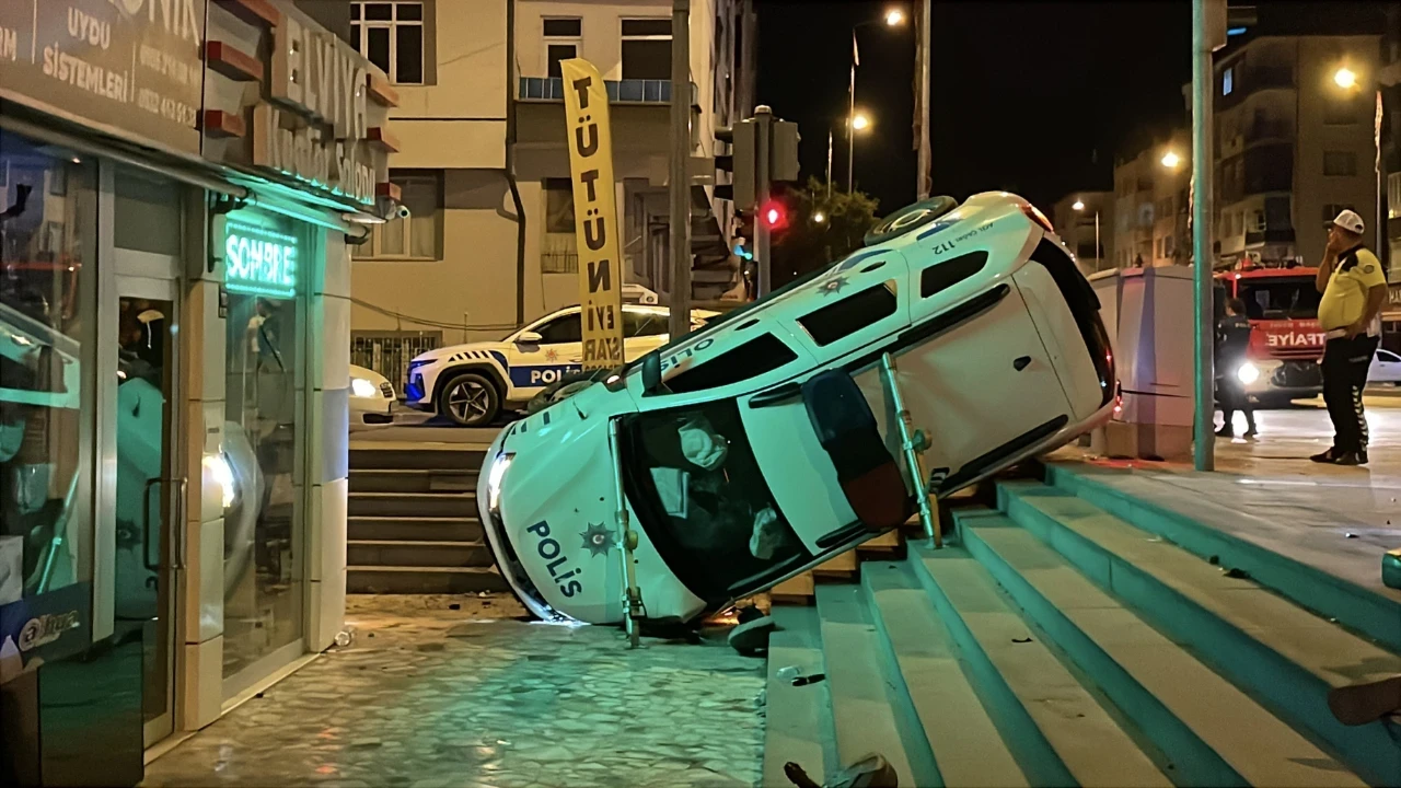 Polis aracı takla attı, bekçiler yaralandı