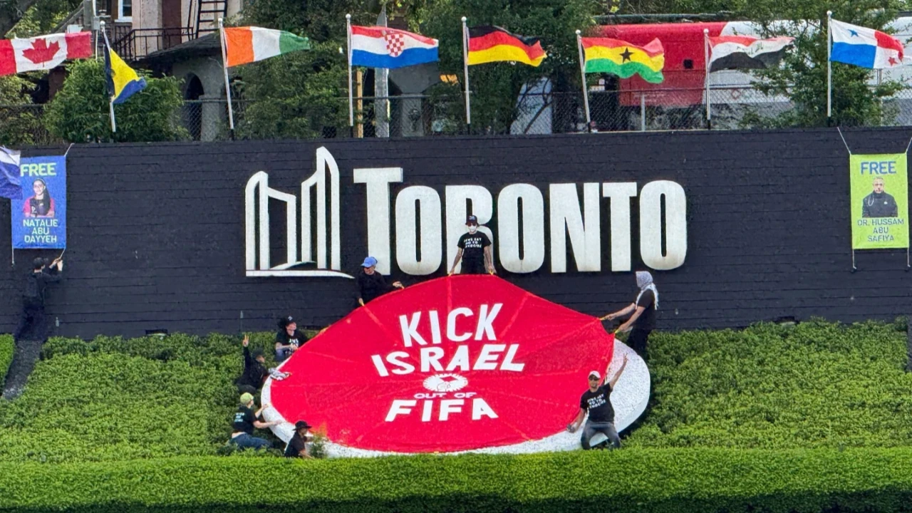 Toronto'da 'İsrail'i FIFA'dan atın' pankartı açıldı