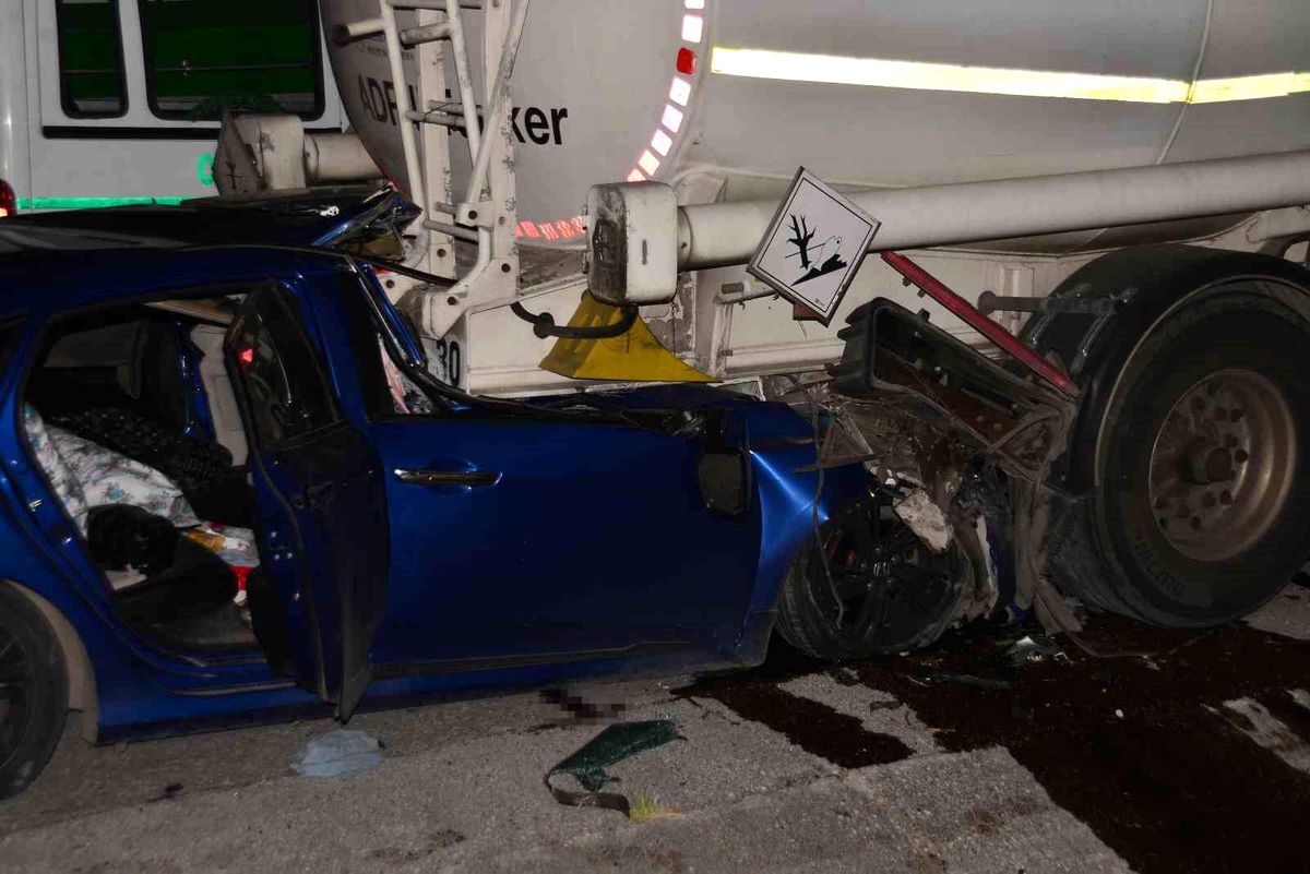 Adana'da otomobil tıra çarptı: 1 ölü, 2 yaralı
