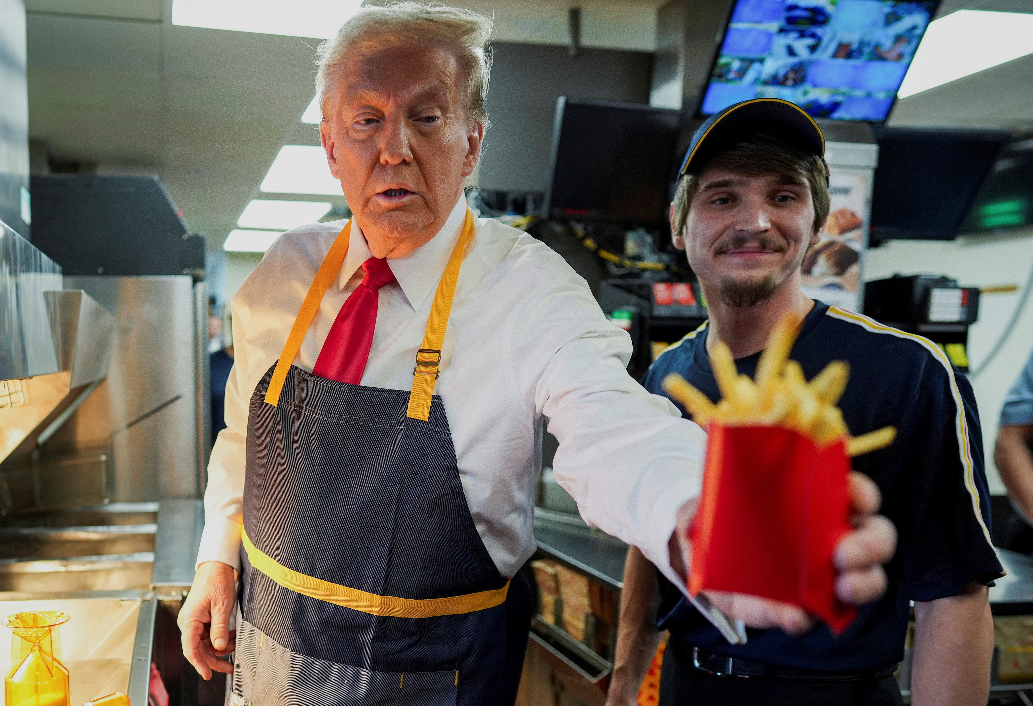 Trump'ın fast-food sevdası bitmiyor. Milyar dolarlık uçakta "Amerikan klasikleri"