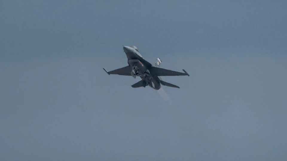 Tek bir düğmeyle kontrolü aldı! Standart F-16 havada otonom uçtu: Hava savaşlarının kaderi değişiyor