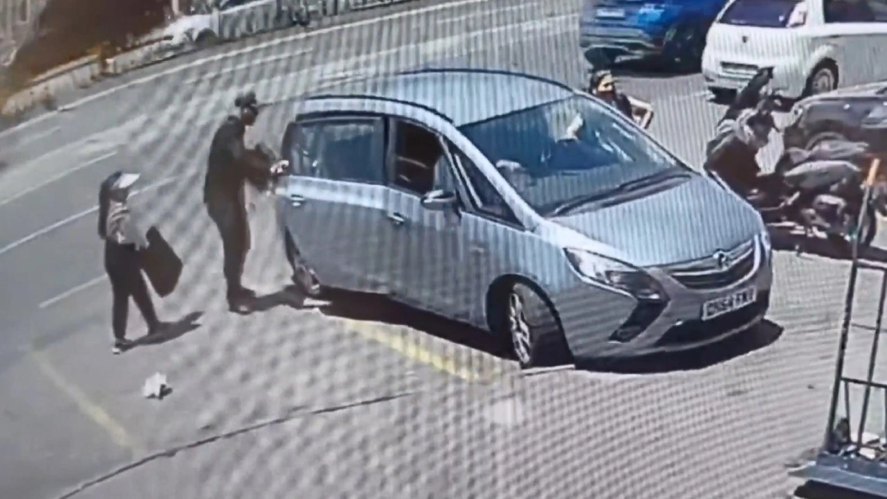 Rumen turiste arabasında otururken akılalmaz tuzak! Paraları alıp boş çantayı geri bıraktılar