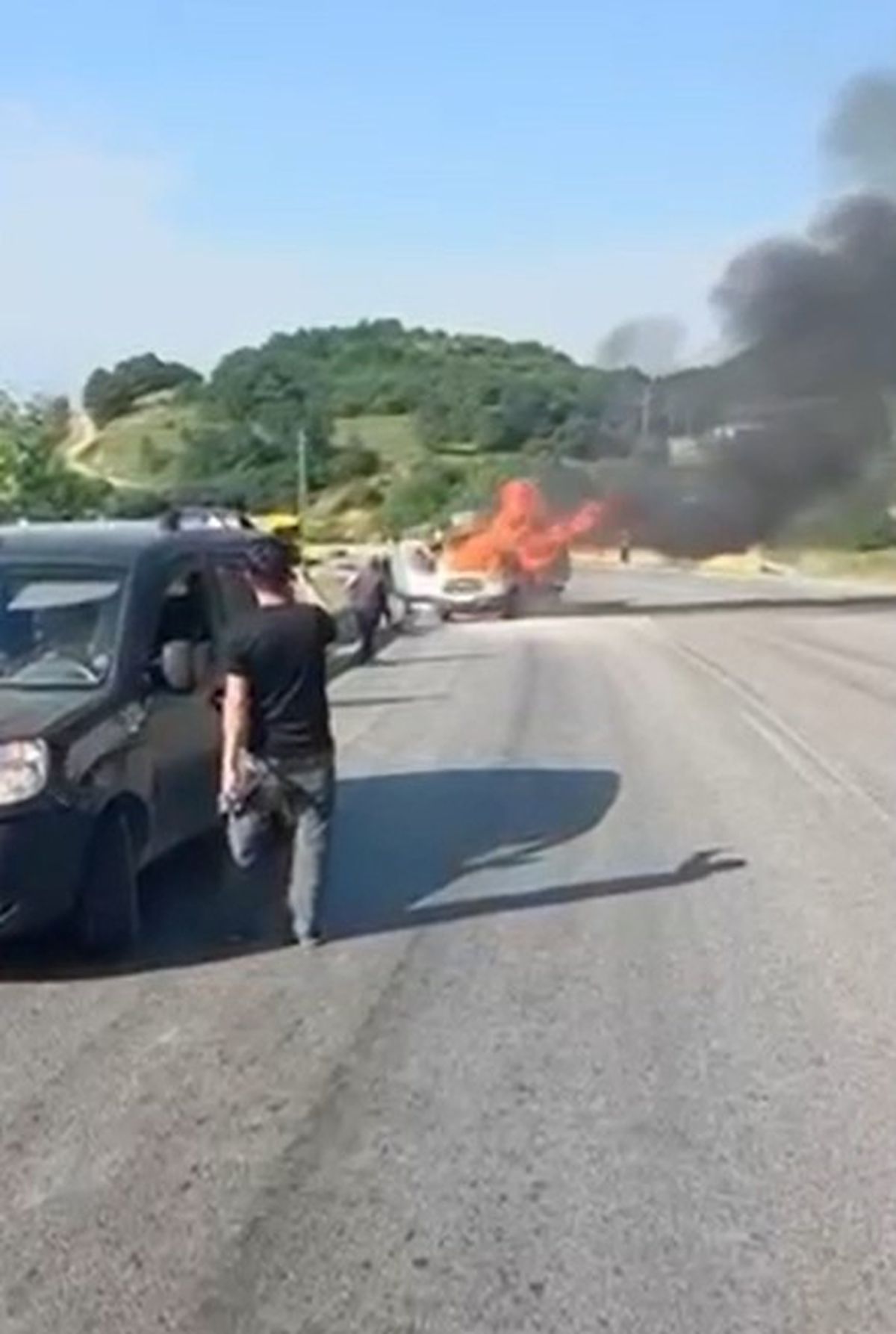 İzBursa'da erik yüklü kamyonet alev alev yandı