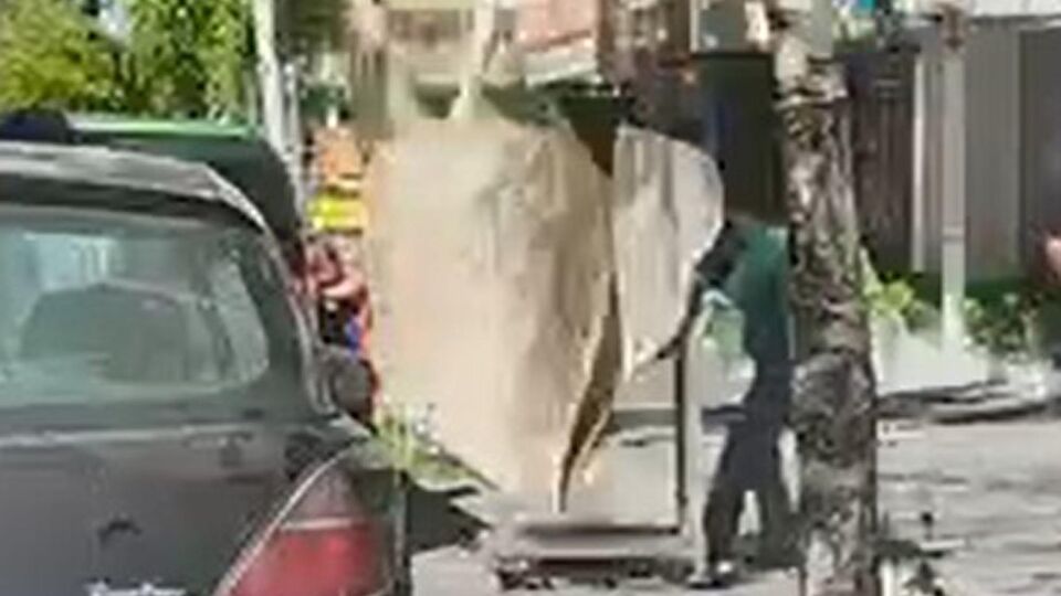 Erzurum'da 7'nci kattan düşen halı, yolda duran mağaza çalışanının başına isabet etti