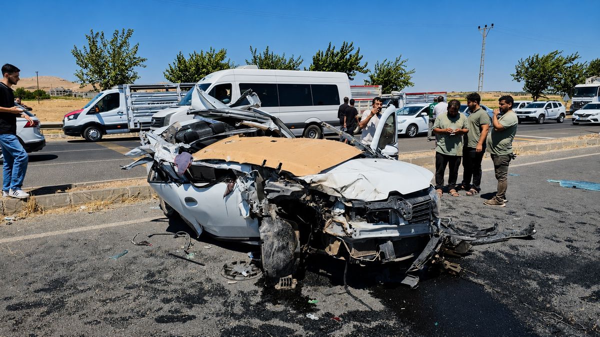 Şanlıurfa'da TIR'a Arkadan Çarpan Otomobilin Sürücüsü Ağır Yaralandı