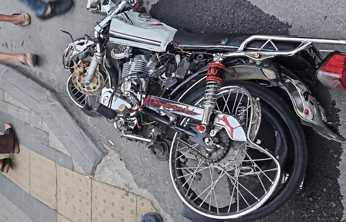 Mersin'de otomobille çarpışan motosiklet sürücüsü ağır yaralandı