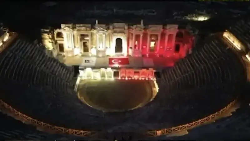 Pamukkale ve Hierapolis, 15 Temmuz'un 10'uncu yılında kırmızı-beyaz renklerle aydınlatıldı