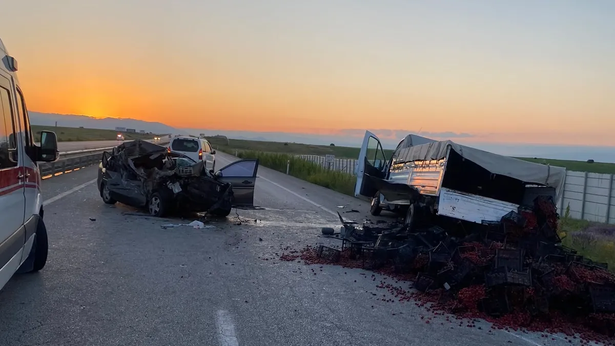 Uyku can aldı: Otomobil ile kamyonetin karıştığı kazada 3 kişi öldü