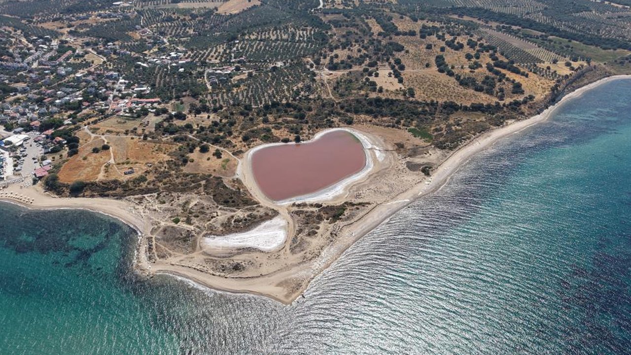 Dünyada sadece 8 tane örneği var! Çanakkale'de 2 bin yıllık antik liman, kalpli pembe göle dönüştü