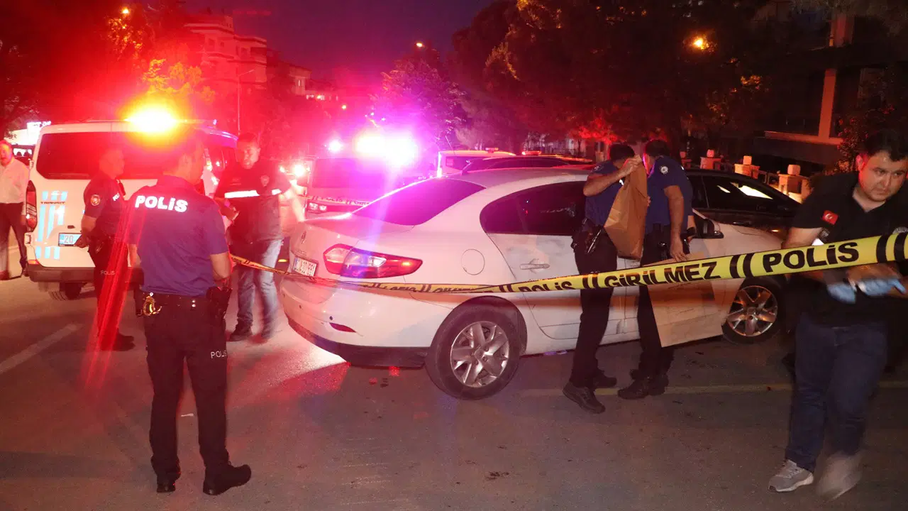Otomobile pompalı tüfekle saldırdılar: İki kız kardeş yaralandı