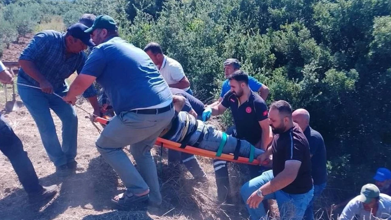 Manisa'da dereye yuvarlanan traktörün sürücüsü kurtarılamadı