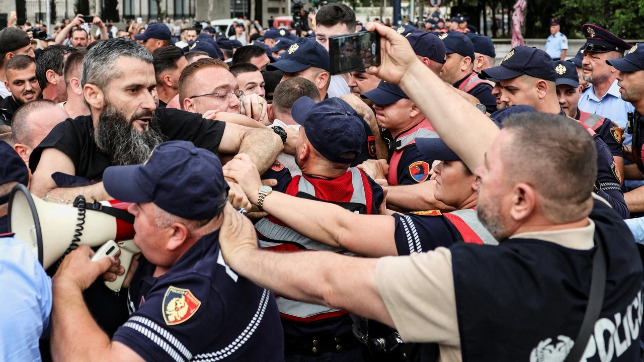Trump'ın damadı ve kızı Arnavutluk'u ayağa kaldırdı: Milyar dolarlık proje karşıtı protesto