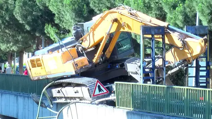 İstanbul'da korku dolu anlar: Korkuluklarda asılı kalan kepçe trafiği felç etti