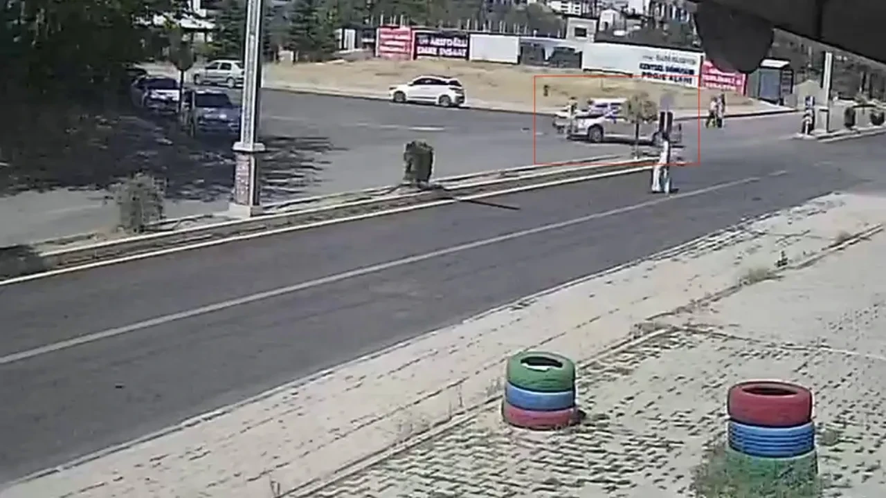 Karşıdan karşıya geçen yaya savrulan otomobilden son anda kurtuldu: O anlar kameraya yansıdı