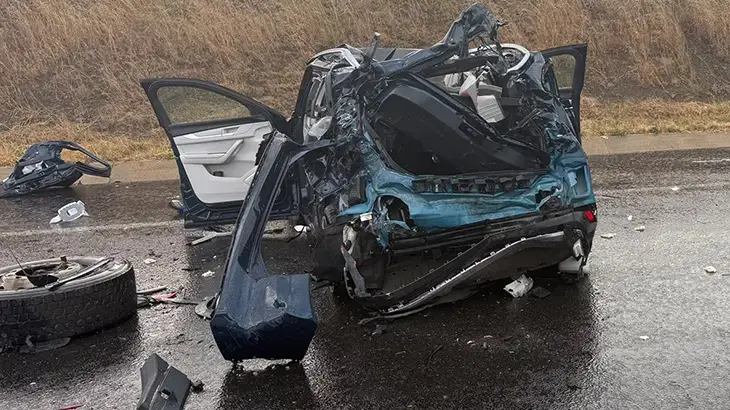 Çanakkale'de tankere çarpan otomobildeki 2 kişi öldü, 2 kişi ağır yaralandı