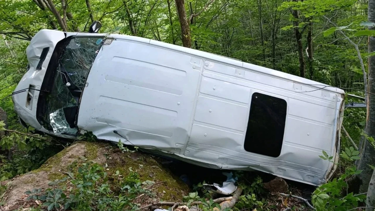 Minibüs şarampole yuvarlandı: 11 yaralı