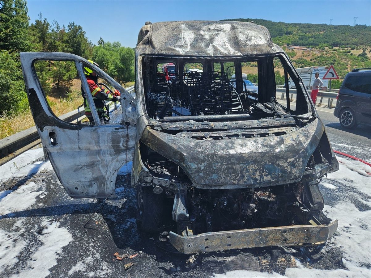 Balıkesir'de işçileri taşıyan servis minibüsü yandı