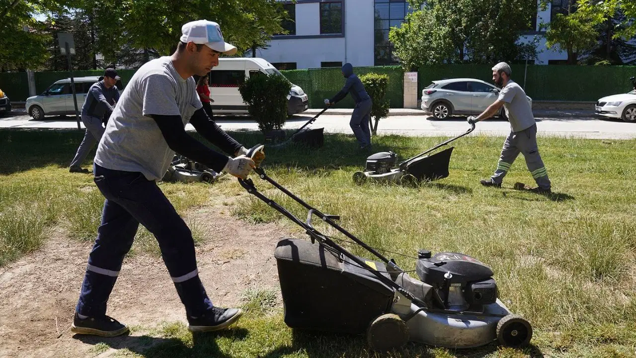 Tepebaşı’nda parklarda çim biçme çalışmaları sürüyor