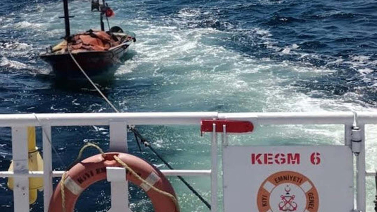 Çanakkale Boğazı'nda sürüklenen tekne kurtarıldı