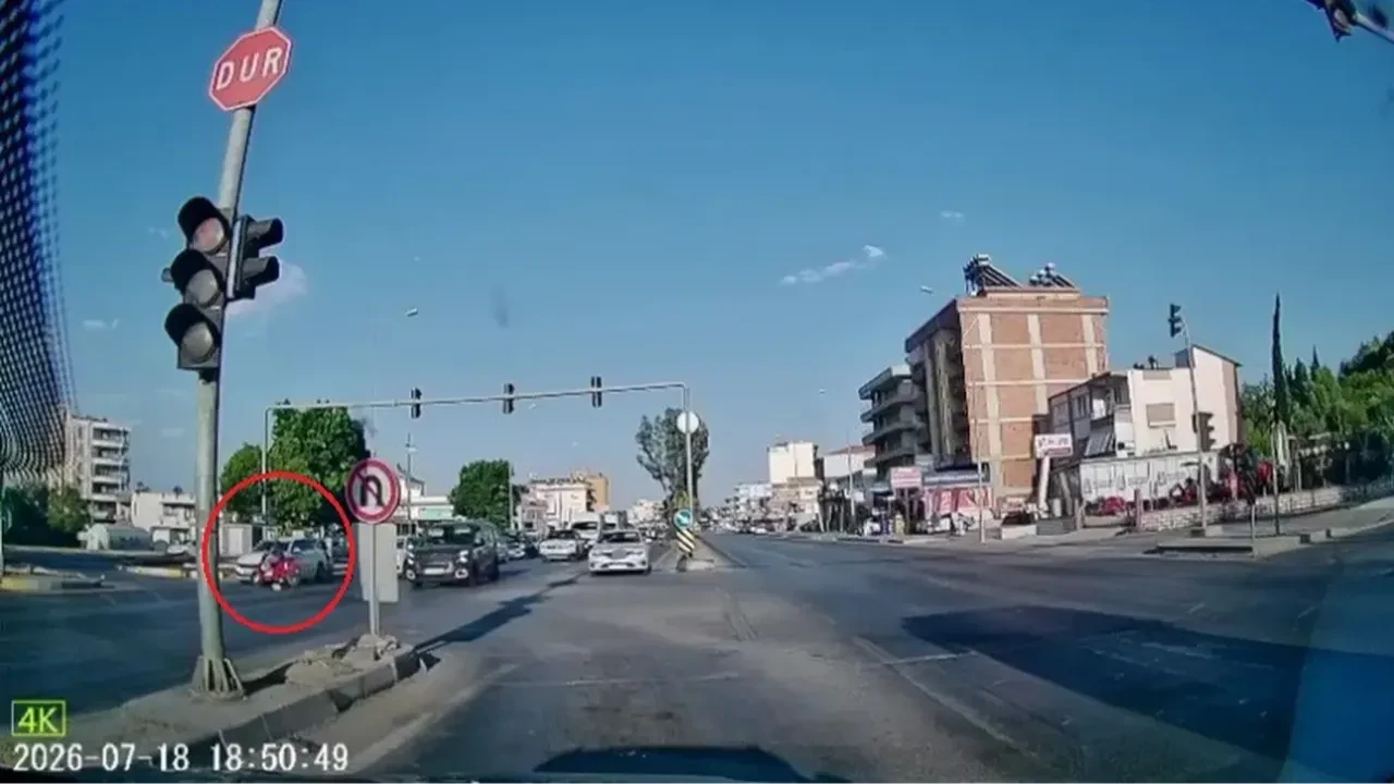 Otomobile çarpan motosiklet sürücüsünün kaskı fırladı, havada takla atıp yere savruldu