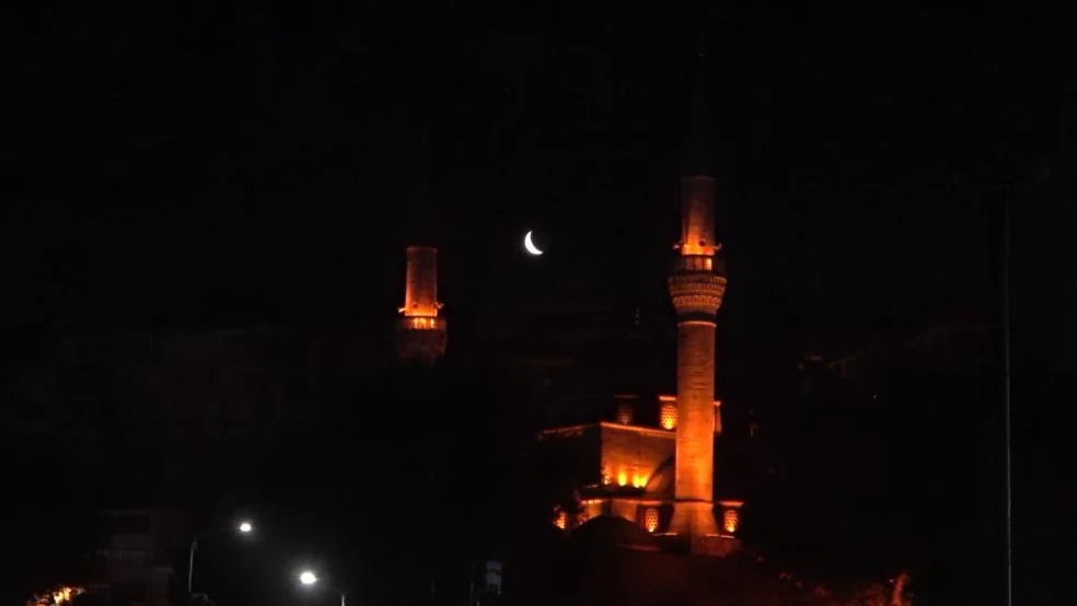 İki minare arasında beliren hilal görenleri hayrete düşürdü