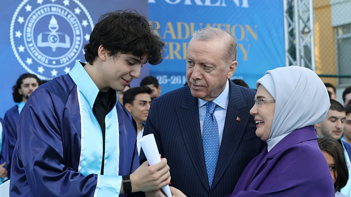 Başkan Erdoğan, Marmara Anadolu İmam Hatip Lisesi Mezuniyet Töreni'ne katıldı! Torununa diplomasını takdim etti