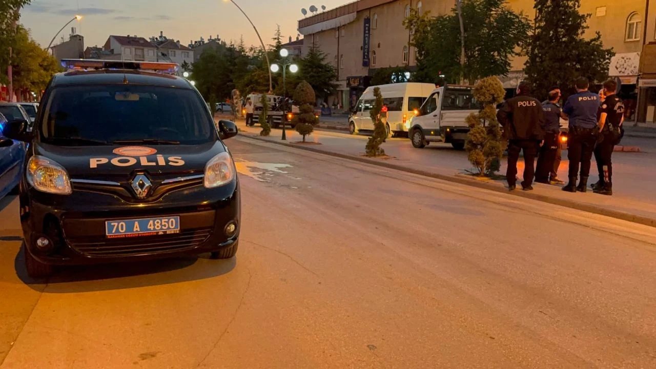Motosiklet park halindeki minibüse çarptı: 2 ölü