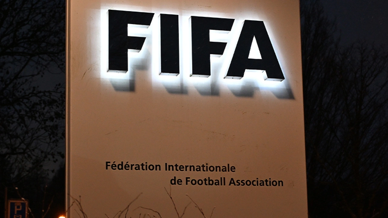 FIFA infial yaratan hakeme sahip çıktı