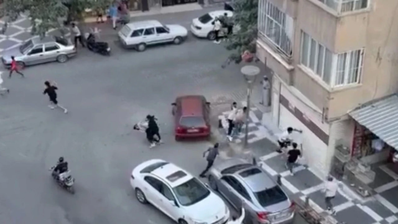 Suriyeliler mahalleyi Şam'a çevirdi: Ortalık bir anda savaş alanına döndü